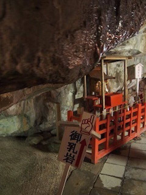 宮崎の絶景を眺めながら兎の絵馬に願掛け。海と洞窟が神秘的な鵜戸神宮