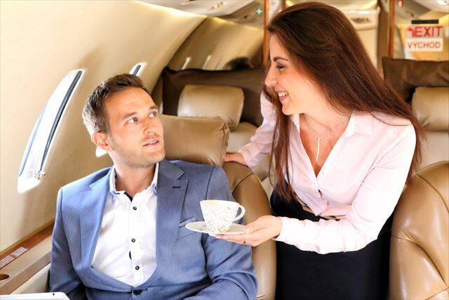 あなたも知っておいた方がいい、CAが機内でコーヒーや紅茶を飲まない理由