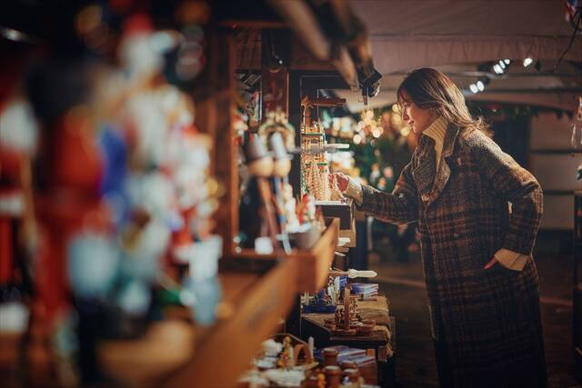 【神戸クリスマスマーケット2025】昼も夜も見どころ満載!グリューワイン片手に楽しむ山上のイルミネーション