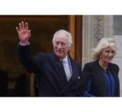 チャールズ国王、公の場での対面式公務に復帰　集まった人々に笑顔で手を振る