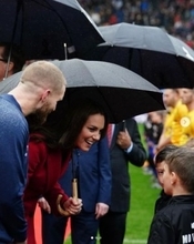 キャサリン皇太子妃、真っ赤なロングコートでラグビー試合を観戦「いつも通り美しい！」