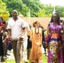 メーガン妃、ナイジェリア訪問ではドレスで英王室への思いを表現か