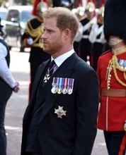 ヘンリー王子、女王の15分間の追悼式で軍服を着ることに　女王の孫8人が参列予定