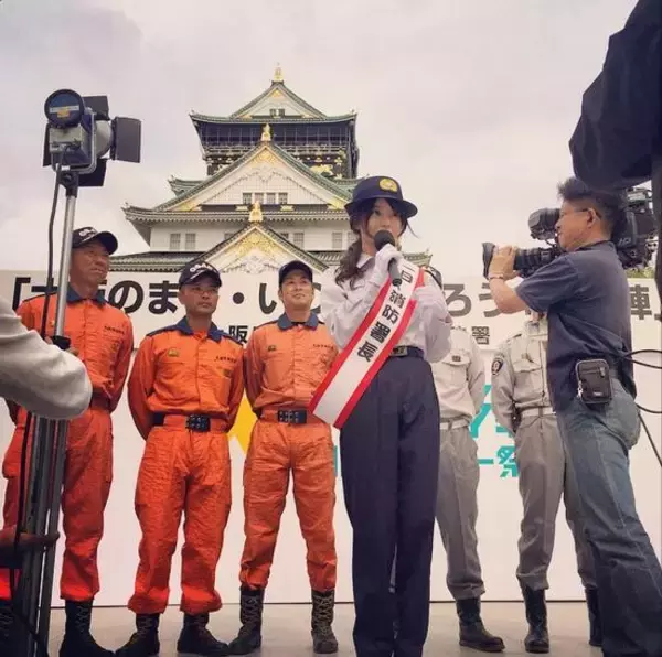 森カンナが“一日消防署長”に緊張。大阪城をバックに「しょっちょさん」
