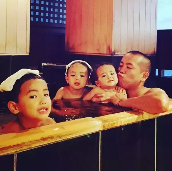 タカトシ・トシ、親子4人の入浴写真にほっこり　まるで温泉旅館の広告みたい