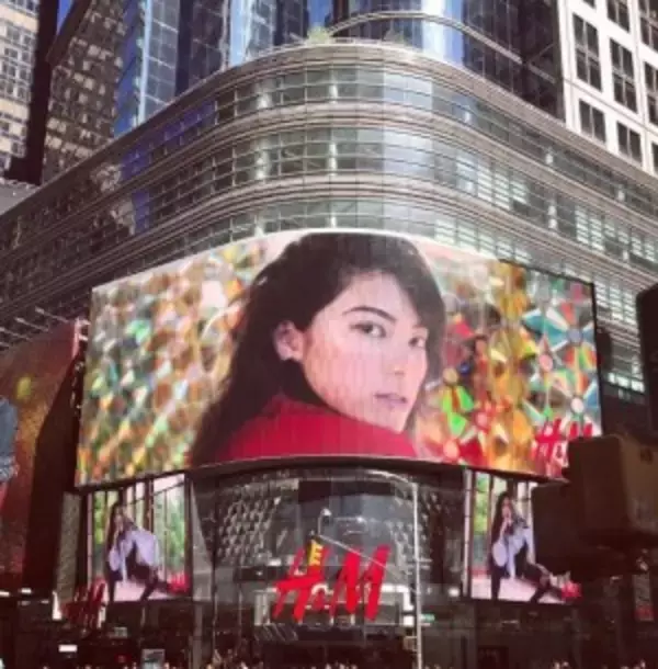 森星、NYタイムズスクエアの巨大スクリーンに登場　ファン興奮「世界の森星」