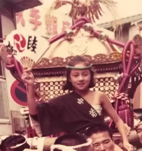 RIKACO“お祭りガール”だった幼少期の姿に反響「めちゃめちゃ美少女」