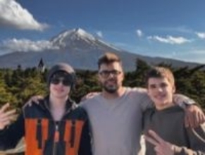 リッキー・マーティン、双子の息子達と日本の旅を楽しむ姿に「素晴らしい父親！」