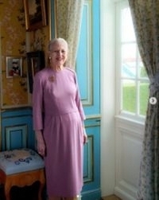 デンマークのマルグレーテ女王、84歳誕生日に最新ポートレート公開　当日はフレデリック国王夫妻も祝福