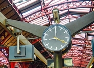 驚愕の電車遅延対策「停車駅を臨時で通過します」なぜ許される!? 超強引な「定時到着」しないとヤバイ理由とは