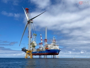 海面に立ってる!? 約3万トンの世界最大級クレーン船 北海道で巨大風車の工事を開始