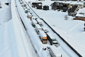 大雪で車両立ち往生なぜ起こる？ 1台で数千台に影響 原因車は「強制排除」も