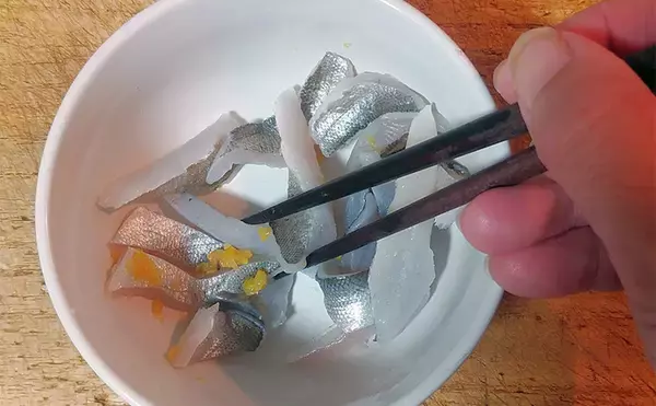 「人気釣魚で作る「刺身アレンジ」レシピ:セイゴの柚子ゴショウ和え 小型がオススメ」の画像
