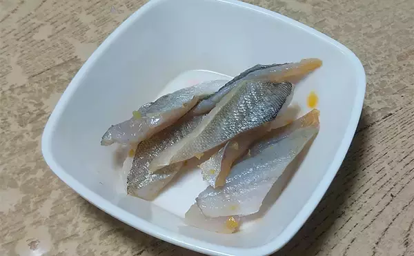 「人気釣魚で作る「刺身アレンジ」レシピ:セイゴの柚子ゴショウ和え 小型がオススメ」の画像