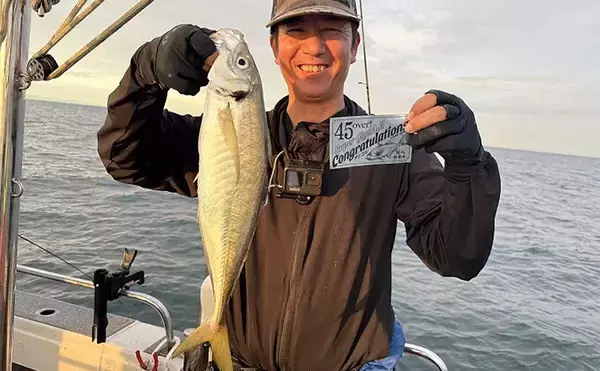 47cmギガアジ堂々浮上!【大阪】DEEPバチコンアジングで大型アジが船中連発