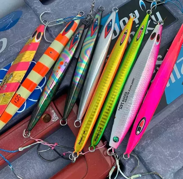 「大人気『オフショアサクラマスジギング』のキホン:高実績メタルジグ5選」の画像