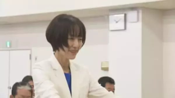 高岡市議選 現職18人・元職1人・新人6人が当選、トップ当選は新人植野氏 当選25人に当選証書 出町市長を支持する候補者4人全員が当選