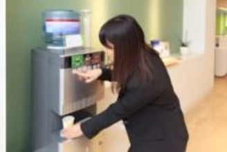 パン屋で何も買わず、ウォーターサーバーから水筒にチャージして帰る客…窃盗になる?