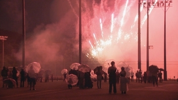 犬山市で市制７０周年記念の花火大会　雨空に300発が打ち上がる　「こんなにたくさん花火が見れるとは」