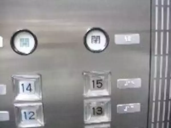 エレベーターの「閉」ボタンを押すのは日本だけ？