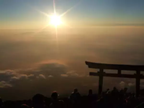 日本一高い富士山頂で愛を誓う！