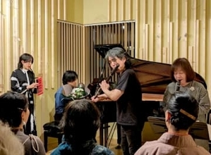 「左手のフルート奏者」札幌の畠中さん、自伝出版　演奏ツアーも