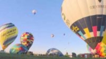 熱気球が秋の空を彩る「佐賀バルーンフェスタ」公式練習 開幕30日