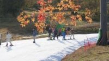 「最高です」 軽井沢町のスキー場がオープン 長野県内では今季最初 青空のもと紅葉と初滑りを楽しむ