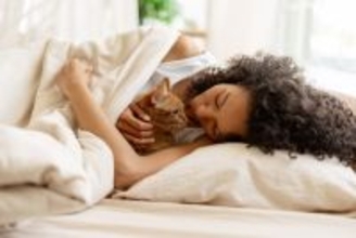 猫が飼い主の『隣で寝たい』ときにみせるサイン3つ 考えられる心理や注意すべきことまで