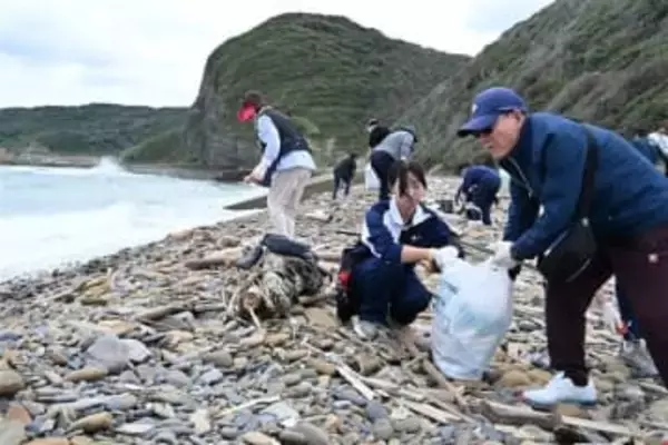 長崎・壱岐市 日韓50人海岸でごみ拾い 身ぶり手ぶりで協力