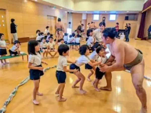 力士4人と園児が交流、ぶつかり稽古も 大分・日田市の三芳幼稚園
