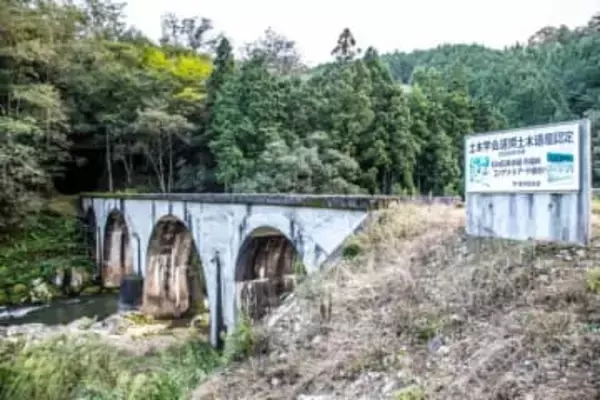 今も残る、幻の鉄道“広浜鉄道・今福線”。紅葉シーズンのお出かけにも、巨大な鉄橋やアーチ橋が建つ景色|島根県浜田市