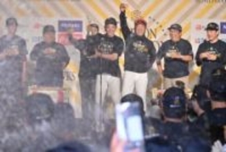 ソフトバンクが歓喜の〝シャンパンファイト〟周東佑京「明日から休みだ。しこたま酔って、酔って、飲んで、飲んで騒いでいきましょう!」