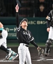 ソフトバンク小久保監督、早めの継投策 先発の大津亮介を5回無失点で交代 6回の打席で代打近藤健介を起用