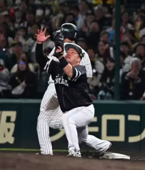 執念の捕球&リクエスト! ソフトバンク山川穂高が〝技あり捕球〟セーフ判定もリプレー検証で覆る【日本シリーズ】