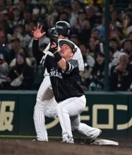 執念の捕球&リクエスト! ソフトバンク山川穂高が〝技あり捕球〟セーフ判定もリプレー検証で覆る【日本シリーズ】