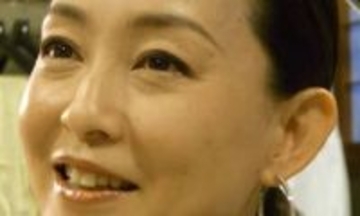 熟年婚で話題の61歳女優、ワイルドコーデに反響「GパンOKです」「新鮮で素敵」「色あせないですねー」