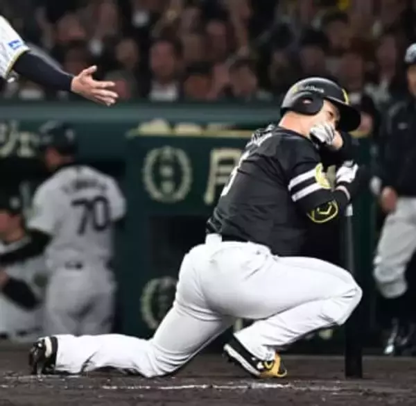 ソフトバンク近藤健介、膝から崩れ落ちる 好機で代打出場も見逃し三振 小久保監督、連日の勝負手も実らず【日本シリーズ】