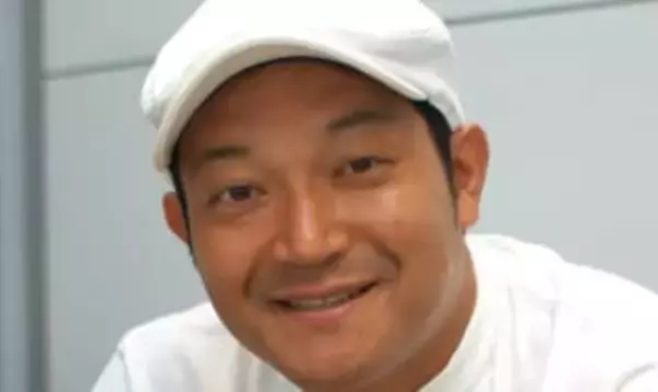 ワイルドな胸毛チラリ…56歳人気芸人〝秋の海水浴〟奄美ただいまショットに「お母さんが奄美出身なんだよね」「素晴らしい」の声