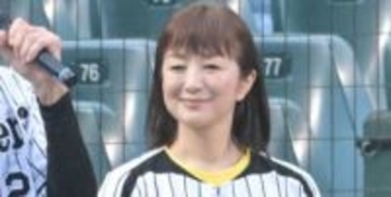 「す、す、すてき~」57歳大物女優〝肩出しドレス〟姿に歓喜の声「品のある綺麗さなんだよな」「これぞ女優」