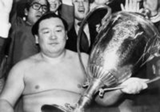 「この世で一番かっこいい」祖父は第57代横綱…長身18歳モデル〝仰天ショット〟に反響「存在感すごい」「すごい洗練されて」