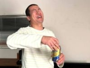 突然〝授かり婚〟報告から4カ月…人気芸人&タレント夫妻〝3ショット〟で出産報告「子きょん誕生!!!」