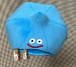 「食べられてますね笑」スライムから〝前足〟がひょっこり「わぁ、、かわいい…」「肉球モミモミしたい…」など大反響 自由すぎる?兄弟ネコが話題に