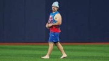 “裸足にニット帽”WS第5戦で初回先頭打者HRのブルージェイズのシュナイダーが本拠地のグラウンドに独特なファッションで登場