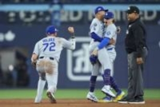 「今日のMVPはロハス」ドジャースナイン大興奮の幕切れ ロハスは雄たけび!山本由伸&佐々木朗希はハグ