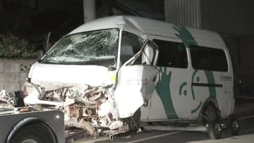 デイサービス施設送迎車が民家の塀などに衝突　1人死亡、7人重軽傷　茨城