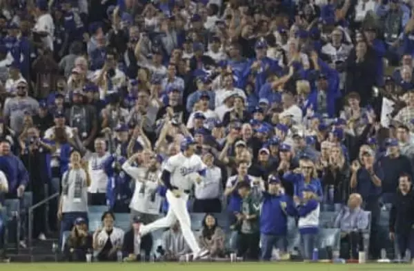 5時間超えの熱戦 2度目の“Take Me Out to the Ball Game”の大合唱 ドジャースVSブルージェイズは延長14回に突入