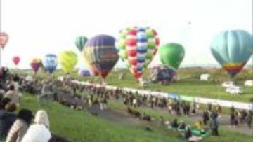 色とりどりの熱気球、秋の空に「佐賀インターナショナルバルーンフェスタ」開幕