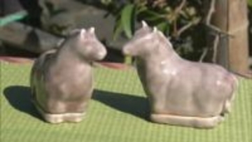 倉敷市の天神窯で干支の「丙午」をデザインした香合の窯出し 赤色の釉薬で馬の力強さを表現【岡山】