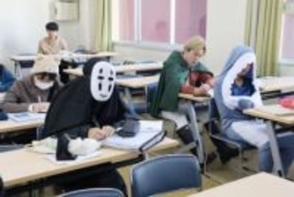 学生、教員 奇抜な衣装で登校 美作大・短大部ハロウィーン満喫